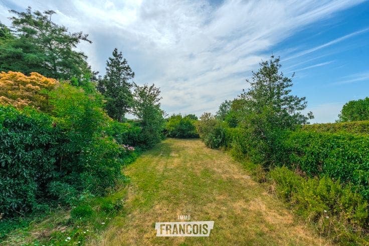 Family home to renovate on a generous plot (514 m2) with 5 …