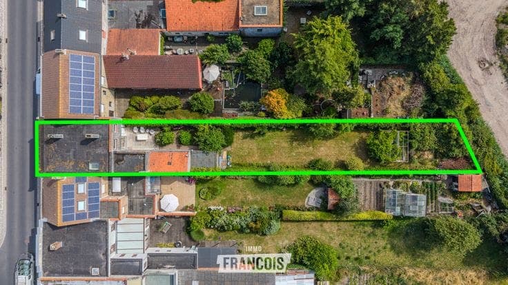 Family home to renovate on a generous plot (514 m2) with 5 …