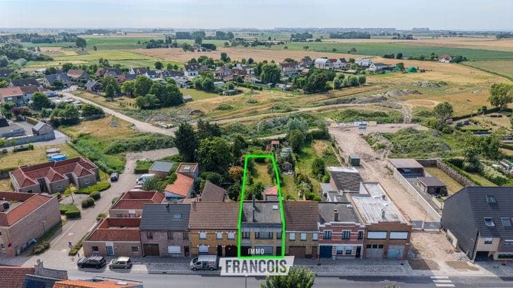 Family home to renovate on a generous plot (514 m2) with 5 …
