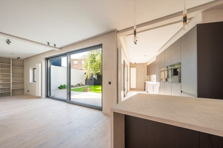 Volledig gerenoveerde stadswoning met dubbele gevel, tuin...