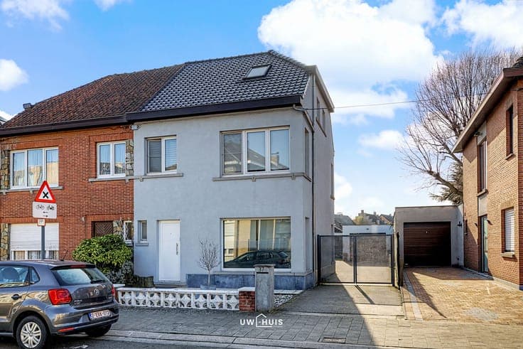 Renovated semi-detached house with 5 bedrooms and garage in