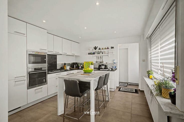 Renovated semi-detached house with 5 bedrooms and garage in