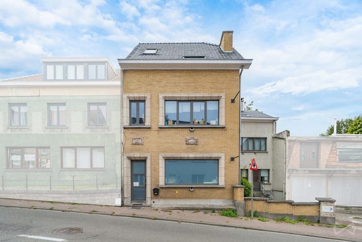 Mixed-use building with commercial space and a separate dup