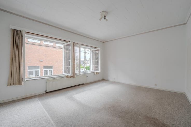 For sale: Split-level house with double garage and terrace
