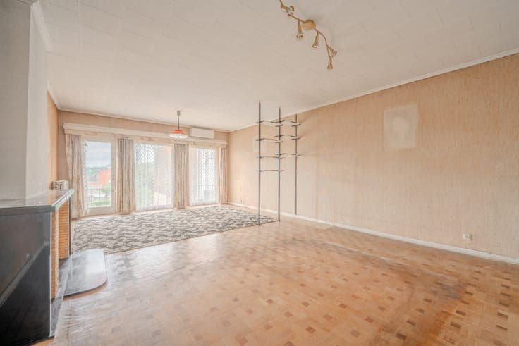 For sale: Split-level house with double garage and terrace