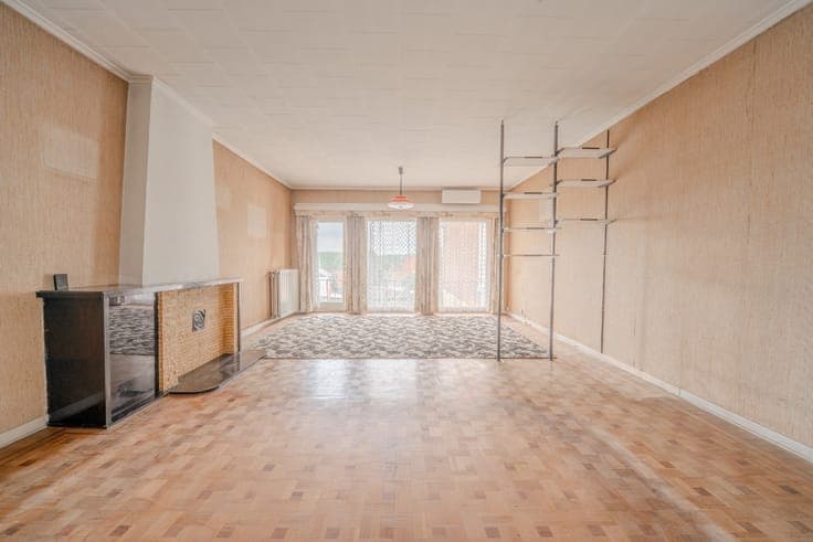 For sale: Split-level house with double garage and terrace