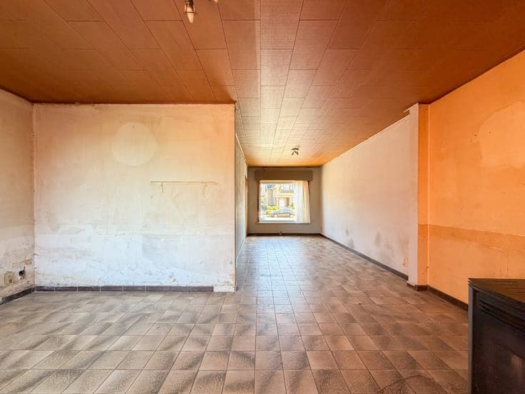 Te koop, te renoveren gezinswoning met inpandige garage e...