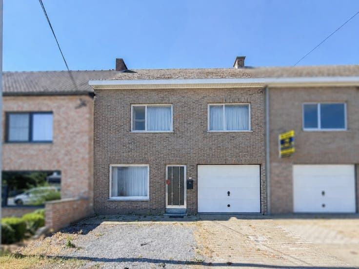 Te koop, te renoveren gezinswoning met inpandige garage e...