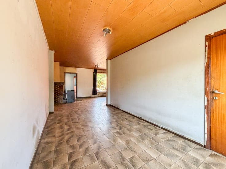 Te koop, te renoveren gezinswoning met inpandige garage e...