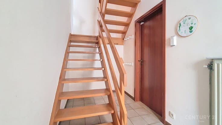 Elegant 5-bedroom bel-etage house with large garden, 2-car g