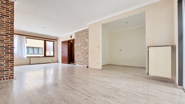 Elegant 5-bedroom bel-etage house with large garden, 2-car g