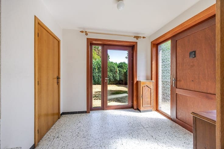 Bel-etagewoning met open zicht, tuin en garage met oprit