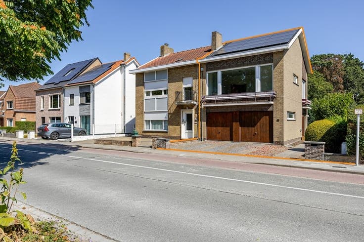 Bel-etagewoning met open zicht, tuin en garage met oprit