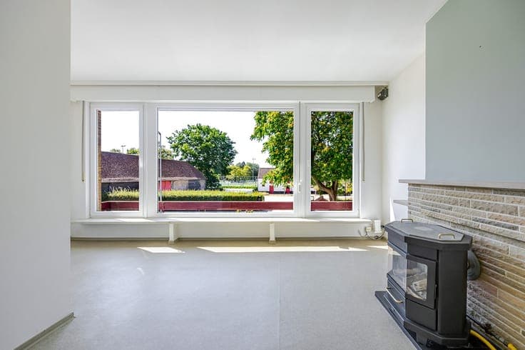Bel-etagewoning met open zicht, tuin en garage met oprit