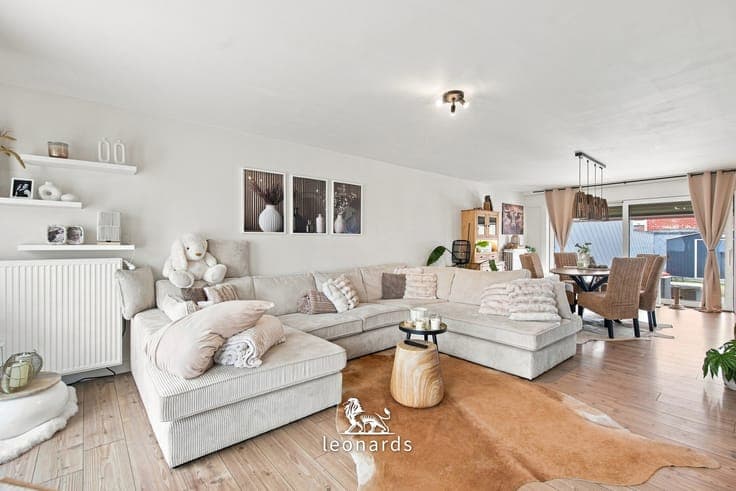Move-in ready semi-detached home with workshop