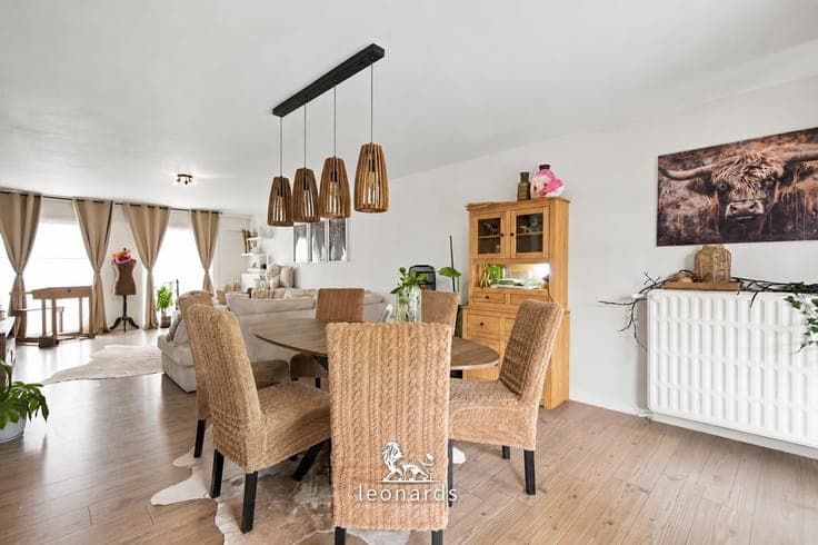 Move-in ready semi-detached home with workshop