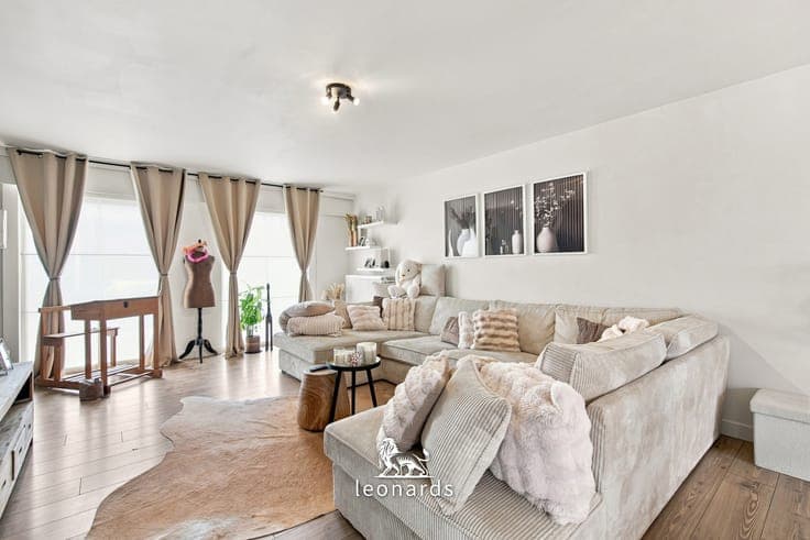 Move-in ready semi-detached home with workshop