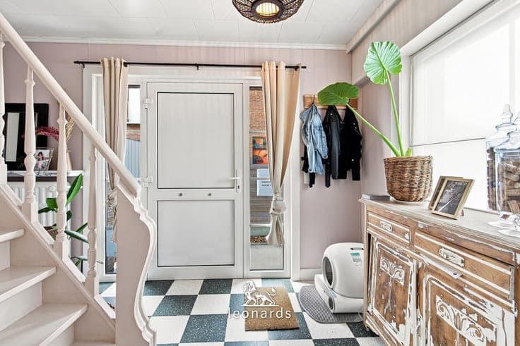 Move-in ready semi-detached home with workshop