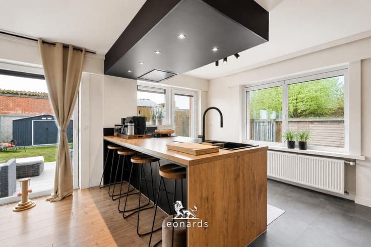 Move-in ready semi-detached home with workshop