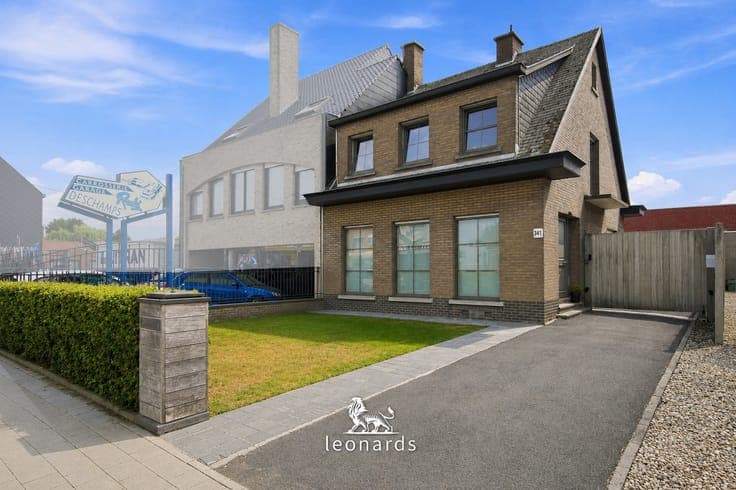 Move-in ready semi-detached home with workshop