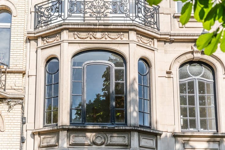 A charming mixed-use building comprising 3 units and garden