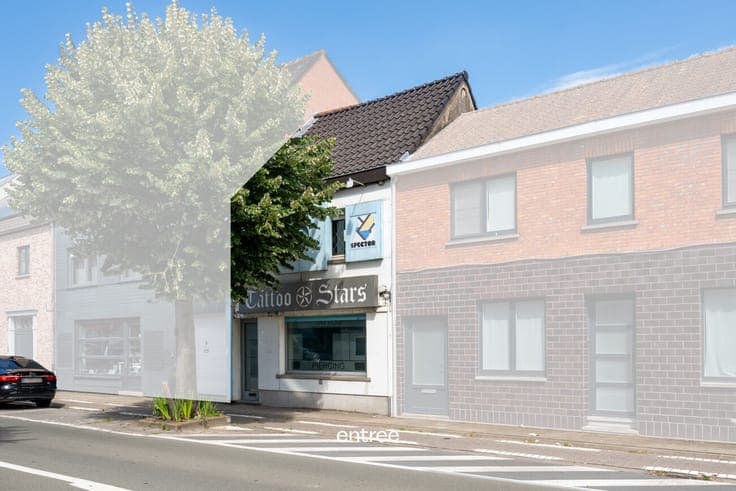 Commercial house to renovate with adjoining residential func