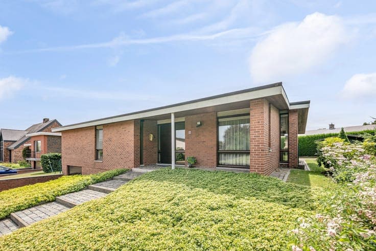 Te renoveren woning, gelegen op een perceel van 7 are 14 ...