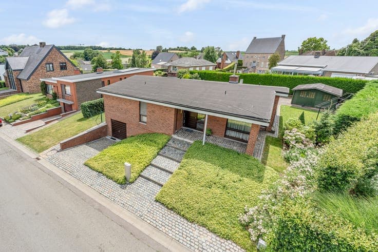Te renoveren woning, gelegen op een perceel van 7 are 14 ...
