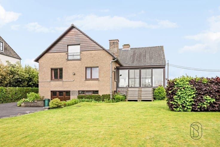 Degelijke villa met prachtig open zicht.
