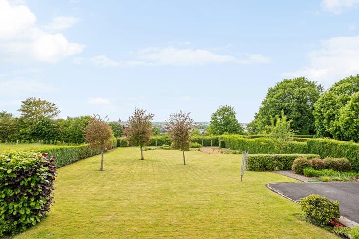 Degelijke villa met prachtig open zicht.