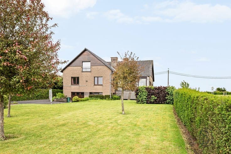 Degelijke villa met prachtig open zicht.