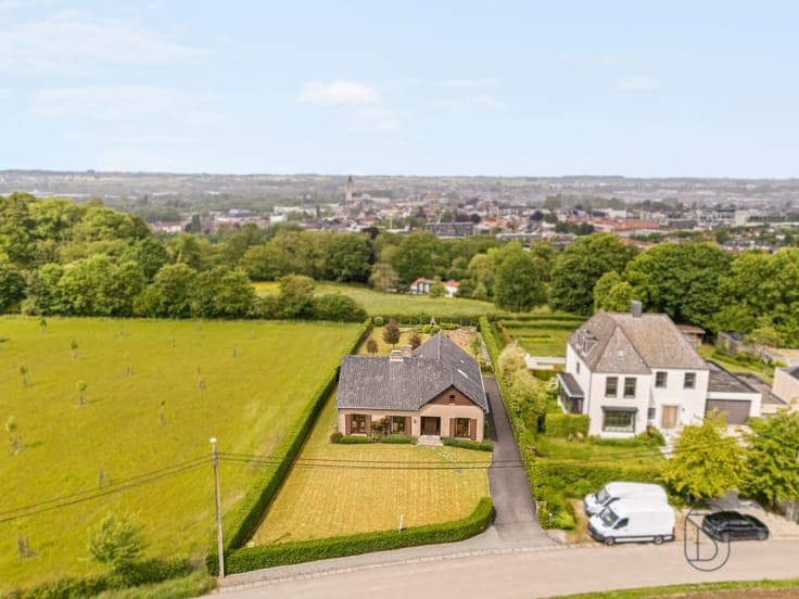 Degelijke villa met prachtig open zicht.