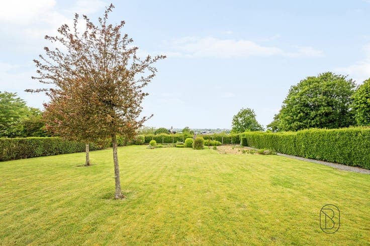Degelijke villa met prachtig open zicht.