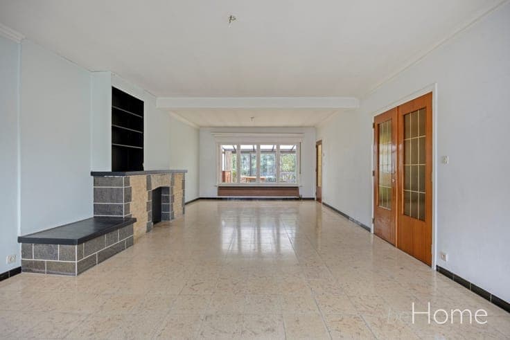 FOR SALE - Spacious 2-fronted house with practice space and