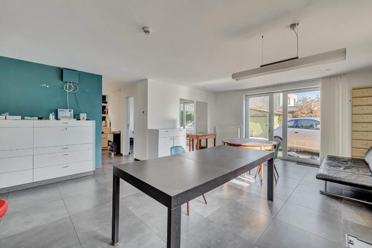 Income-generating property with retail space and 2 flats