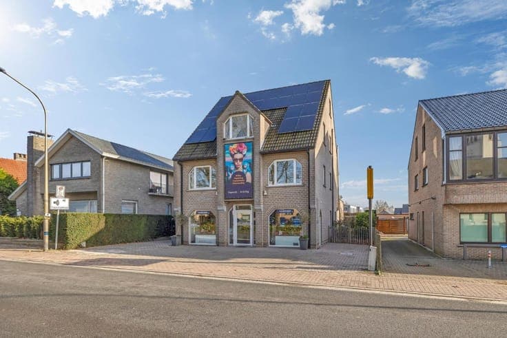 Income-generating property with retail space and 2 flats