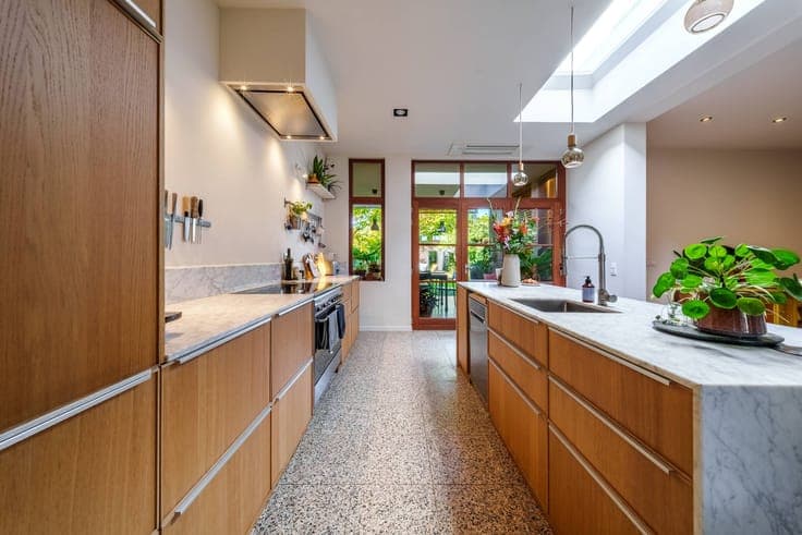 Ready to move in townhouse with spacious outbuilding