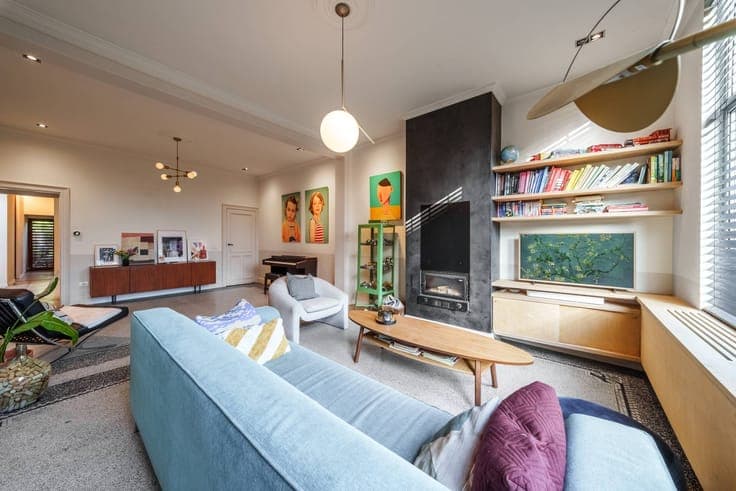 Ready to move in townhouse with spacious outbuilding