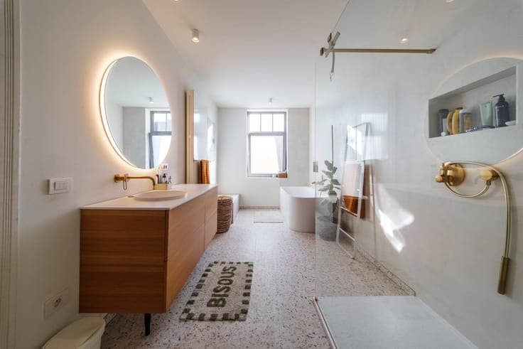 Ready to move in townhouse with spacious outbuilding