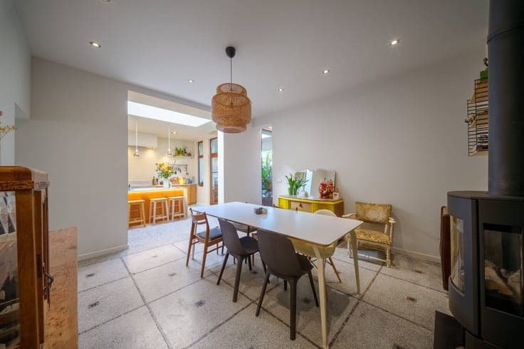 Ready to move in townhouse with spacious outbuilding