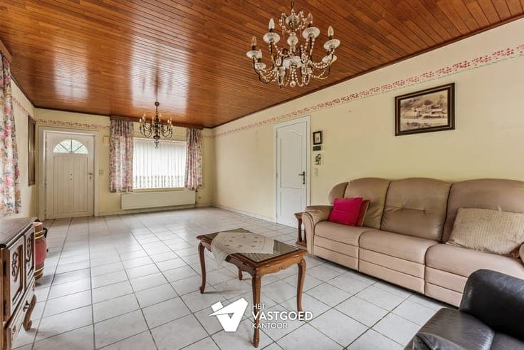 TE RENOVEREN KNUSSE WONING MET TUIN VAN 48A90CA EN LOODS EN