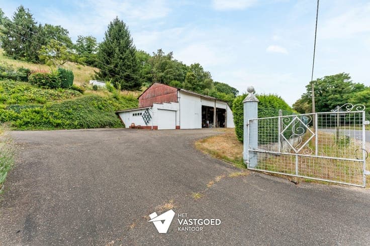TE RENOVEREN KNUSSE WONING MET TUIN VAN 48A90CA EN LOODS EN