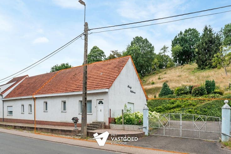 TE RENOVEREN KNUSSE WONING MET TUIN VAN 48A90CA EN LOODS EN