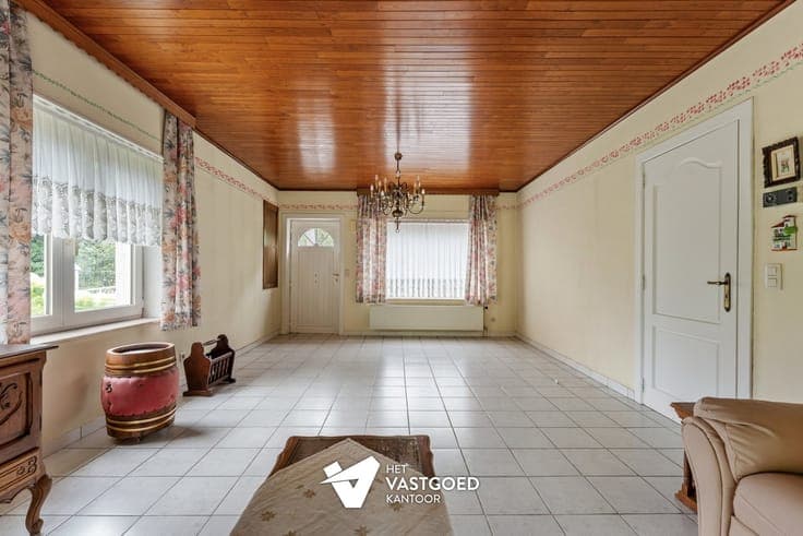 TE RENOVEREN KNUSSE WONING MET TUIN VAN 48A90CA EN LOODS EN