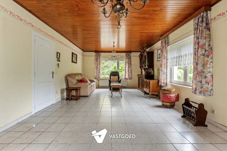 TE RENOVEREN KNUSSE WONING MET TUIN VAN 48A90CA EN LOODS EN