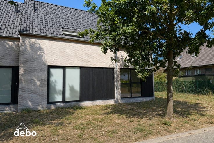 Halfopen energiezuinige nieuwbouwwoning met 3 slaapkamers...