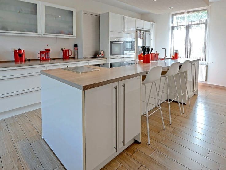 TWO-FAMILY HOUSE (3-bed. duplex apartment + 1-bed. studio)