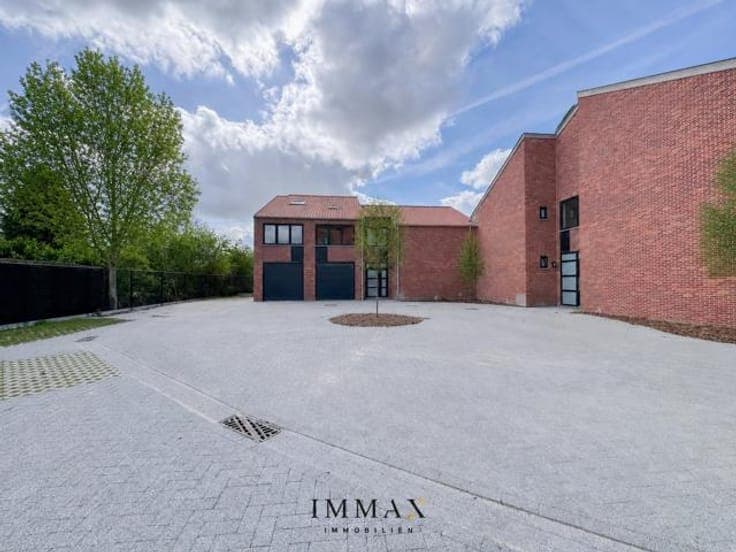 Semi-detached house with 4 bedrooms, a sunny garden & garage