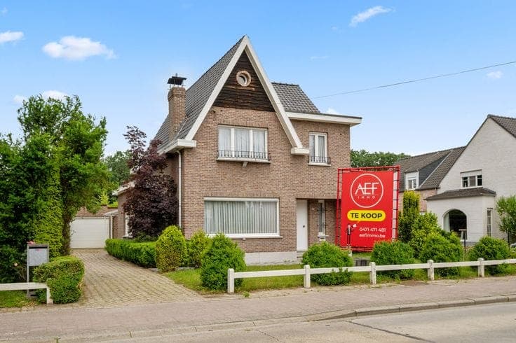 Characterful family home with garage and large garden