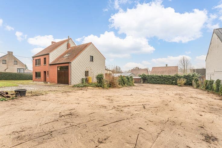 Te renoveren woning op ruim perceel met tal van mogelijkh...